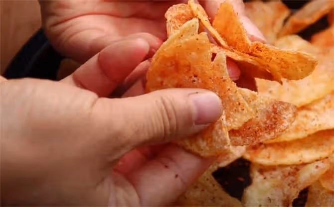 孩子愛吃的炸土豆片,原來做法這麼簡單,個個酥脆,太過癮了