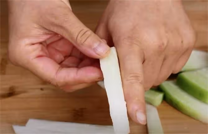 農村秘制腌蘿蔔乾做法,一次腌10斤,香辣脆爽,放一個月都不壞