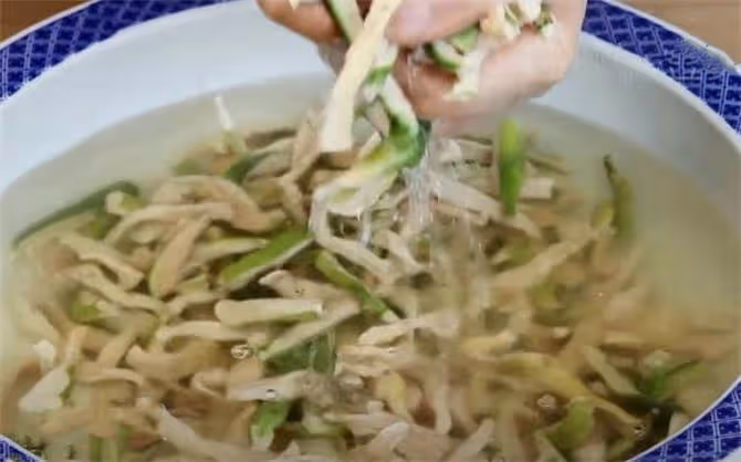 農村秘制腌蘿蔔乾做法,一次腌10斤,香辣脆爽,放一個月都不壞
