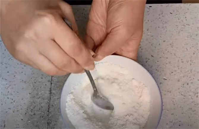 一半麵粉一半糯米粉,做出來的油炸糕,表皮酥脆,個個鼓包不流糖