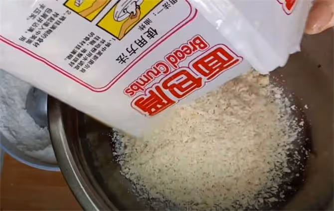 一半麵粉一半糯米粉,做出來的油炸糕,表皮酥脆,個個鼓包不流糖