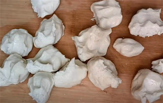 一半麵粉一半糯米粉,做出來的油炸糕,表皮酥脆,個個鼓包不流糖