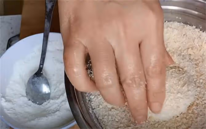 一半麵粉一半糯米粉,做出來的油炸糕,表皮酥脆,個個鼓包不流糖