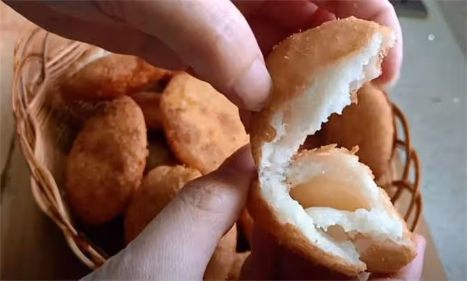 一半麵粉一半糯米粉，做出來的油炸糕，表皮酥脆，個個鼓包不流糖
