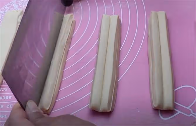 油條想要好吃,和面手法是關鍵,學會這個技巧,酥香可口涼了不硬