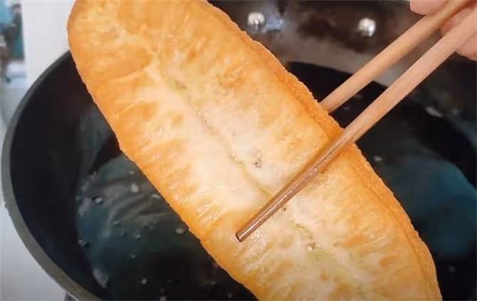 油條想要好吃,和面手法是關鍵,學會這個技巧,酥香可口涼了不硬