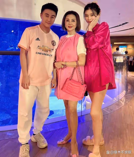 何猷君何超欣游日本,何超欣美女閨蜜作陪,住6000元一晚酒店!