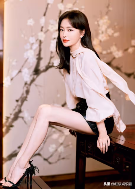 被黃曉明無情分手，與陸川和平分手，如今，她過得怎麼樣？
