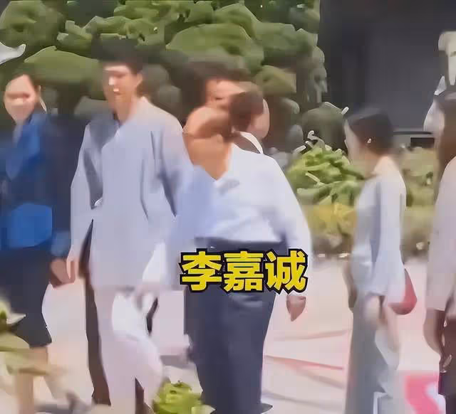 李嘉誠不怕炎熱現身寺廟,彎腰行走精神足!和梁洛施兒子關係微妙