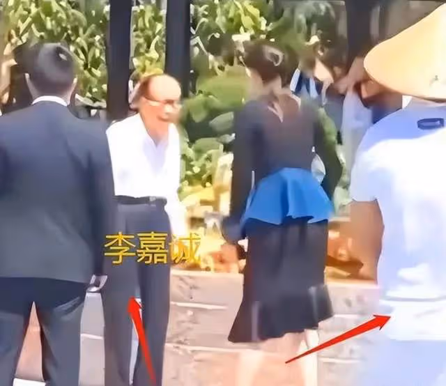 李嘉誠不怕炎熱現身寺廟,彎腰行走精神足!和梁洛施兒子關係微妙