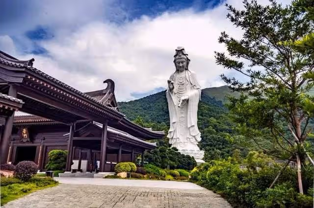 李嘉誠不怕炎熱現身寺廟,彎腰行走精神足!和梁洛施兒子關係微妙