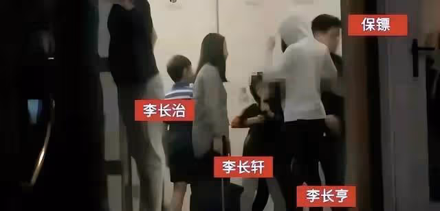 李嘉誠不怕炎熱現身寺廟，彎腰行走精神足！和梁洛施兒子關係微妙