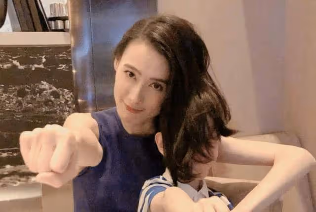 李嘉誠不怕炎熱現身寺廟，彎腰行走精神足！和梁洛施兒子關係微妙