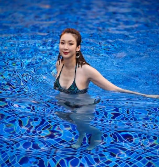 曾因平胸耿耿於懷!TVB女星隆胸13年從不後悔,今變自信愛曬身材