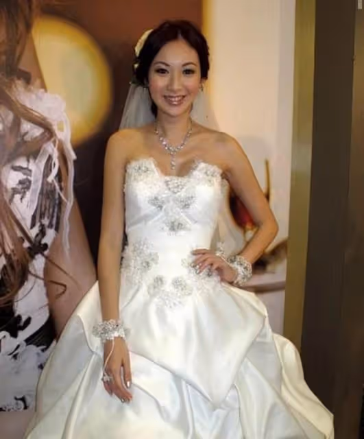 曾因平胸耿耿於懷!TVB女星隆胸13年從不後悔,今變自信愛曬身材