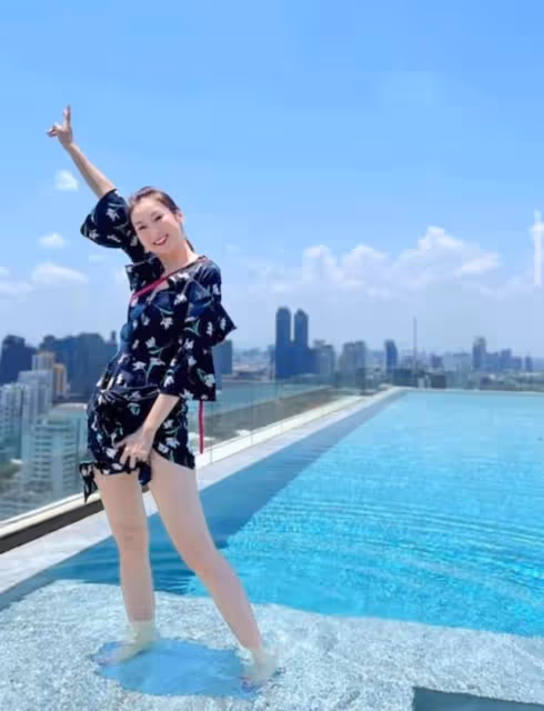 曾因平胸耿耿於懷!TVB女星隆胸13年從不後悔,今變自信愛曬身材