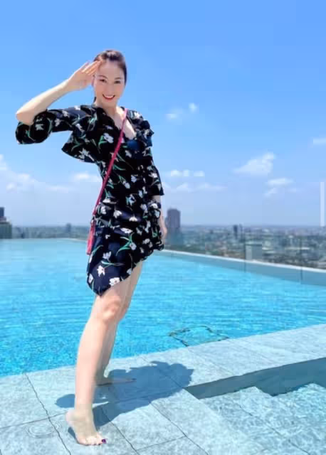 曾因平胸耿耿於懷!TVB女星隆胸13年從不後悔,今變自信愛曬身材