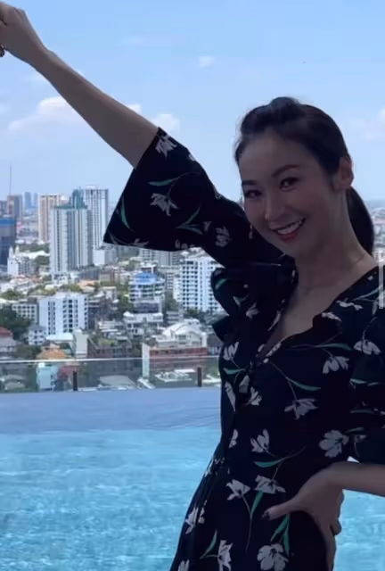 曾因平胸耿耿於懷!TVB女星隆胸13年從不後悔,今變自信愛曬身材