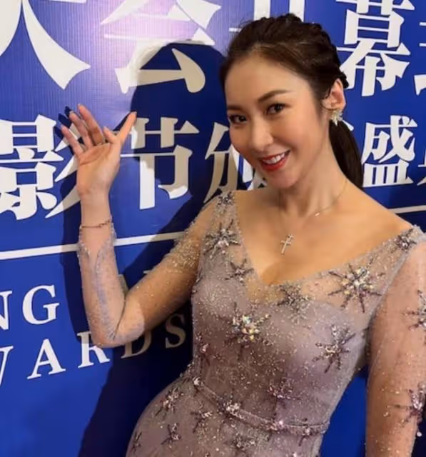 曾因平胸耿耿於懷!TVB女星隆胸13年從不後悔,今變自信愛曬身材