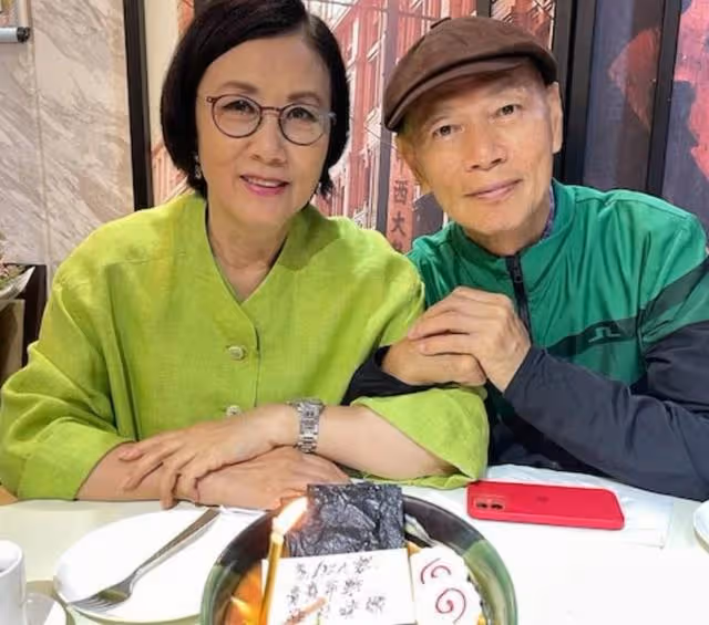 自稱怪人!知名港星盛夏穿外套加圍巾,現身國外街頭與旁人反差大