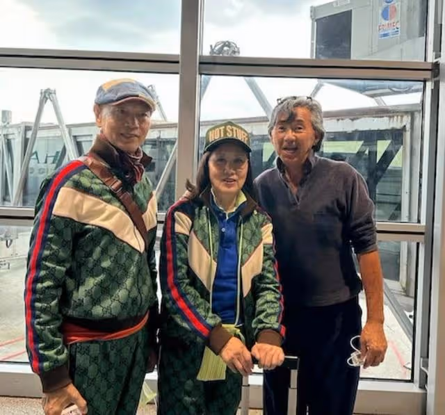 自稱怪人!知名港星盛夏穿外套加圍巾,現身國外街頭與旁人反差大