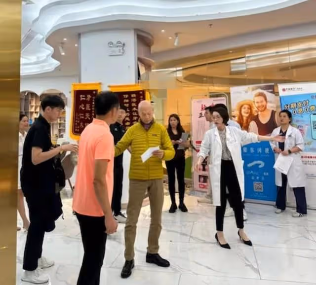 自稱怪人!知名港星盛夏穿外套加圍巾,現身國外街頭與旁人反差大