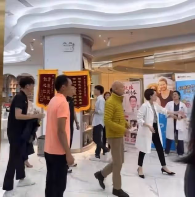 自稱怪人!知名港星盛夏穿外套加圍巾,現身國外街頭與旁人反差大