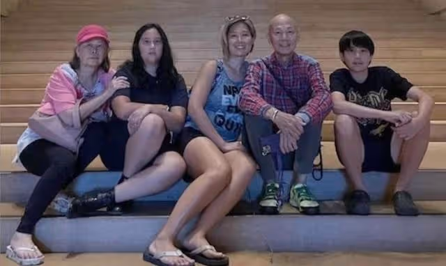 自稱怪人!知名港星盛夏穿外套加圍巾,現身國外街頭與旁人反差大