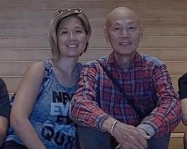 自稱怪人!知名港星盛夏穿外套加圍巾,現身國外街頭與旁人反差大