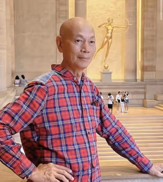 自稱怪人!知名港星盛夏穿外套加圍巾,現身國外街頭與旁人反差大