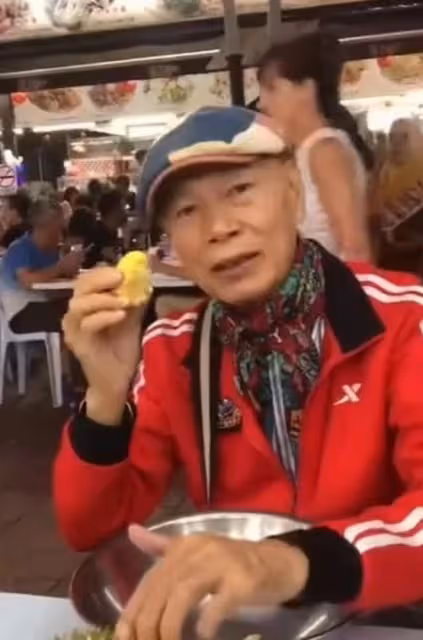 自稱怪人!知名港星盛夏穿外套加圍巾,現身國外街頭與旁人反差大