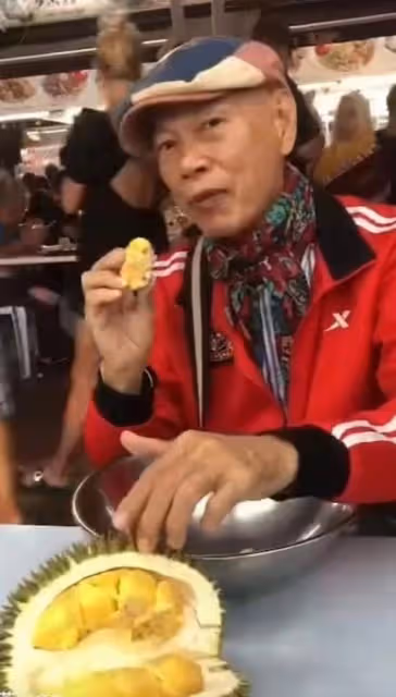 自稱怪人!知名港星盛夏穿外套加圍巾,現身國外街頭與旁人反差大