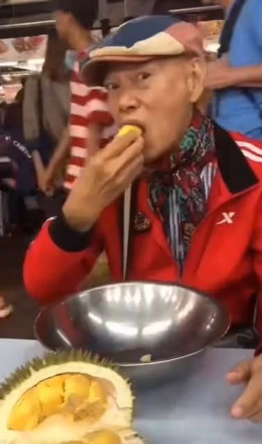 自稱怪人!知名港星盛夏穿外套加圍巾,現身國外街頭與旁人反差大
