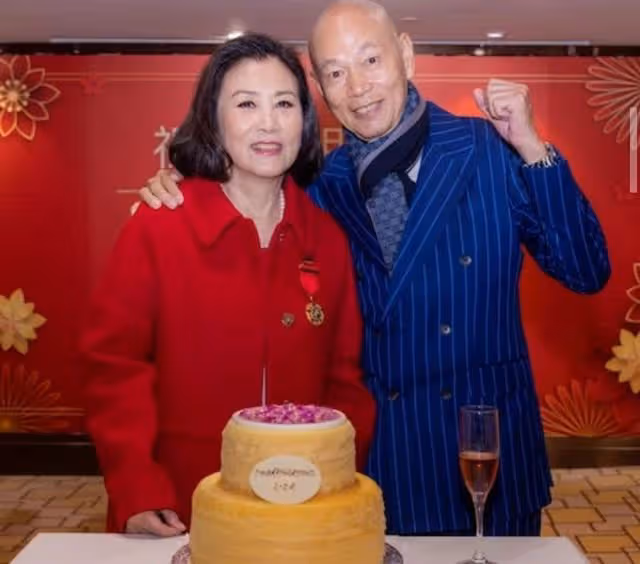 自稱怪人!知名港星盛夏穿外套加圍巾,現身國外街頭與旁人反差大