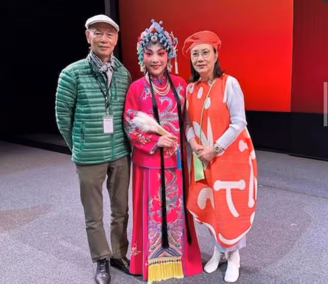 自稱怪人!知名港星盛夏穿外套加圍巾,現身國外街頭與旁人反差大