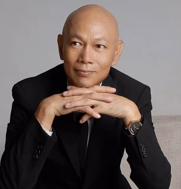 自稱怪人!知名港星盛夏穿外套加圍巾,現身國外街頭與旁人反差大