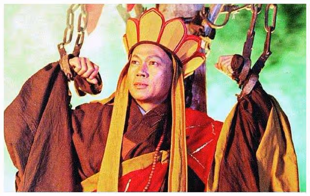自稱怪人!知名港星盛夏穿外套加圍巾,現身國外街頭與旁人反差大