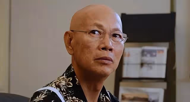 自稱怪人!知名港星盛夏穿外套加圍巾,現身國外街頭與旁人反差大