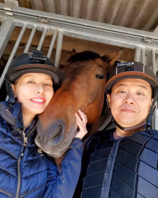 黃霑徒弟移居英國近況!與患癌妻子騎馬慶生,悉心照顧自閉症兒子