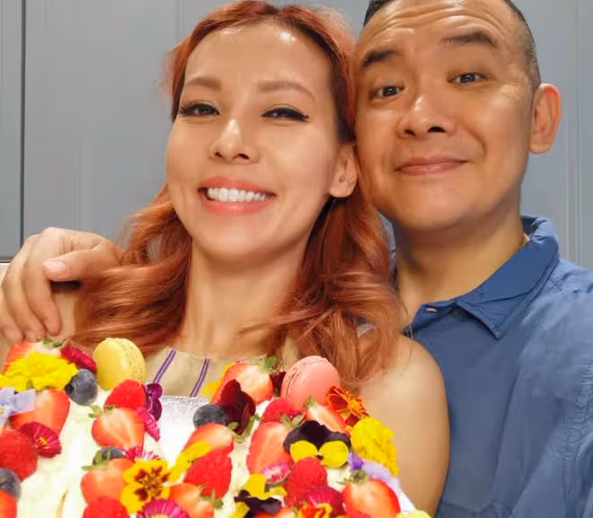 黃霑徒弟移居英國近況!與患癌妻子騎馬慶生,悉心照顧自閉症兒子
