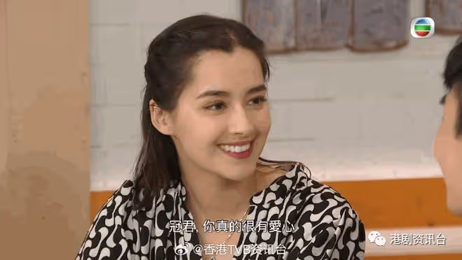 前港姐謝嘉怡激罕派福利！池邊三點式曬火辣身材 郭柏妍都心心眼
