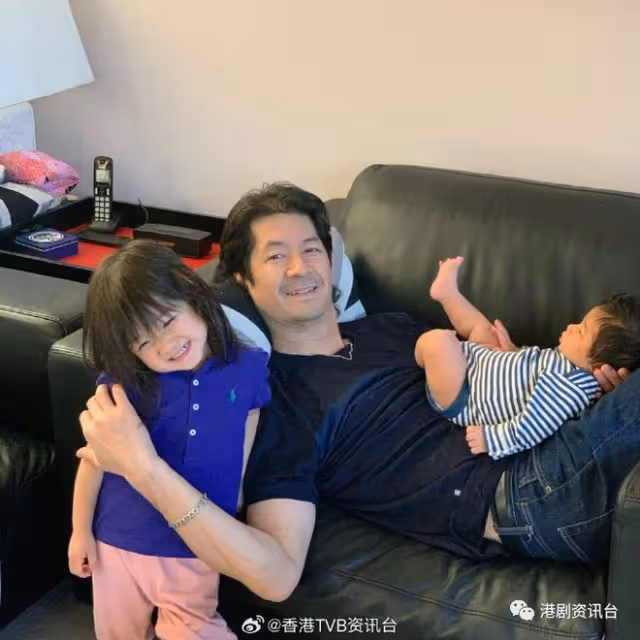 鍾嘉欣出埠賺奶粉錢!老公獨自湊子女去超市買菜做飯