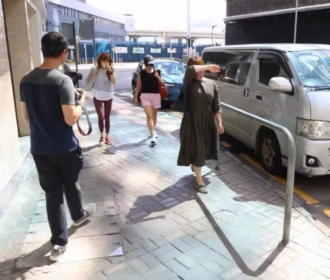 李玟頭七引熱議！二姐穿紅鞋現身被批不得體，大姐滿眼熱淚很心疼