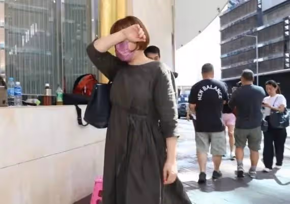 李玟頭七引熱議！二姐穿紅鞋現身被批不得體，大姐滿眼熱淚很心疼