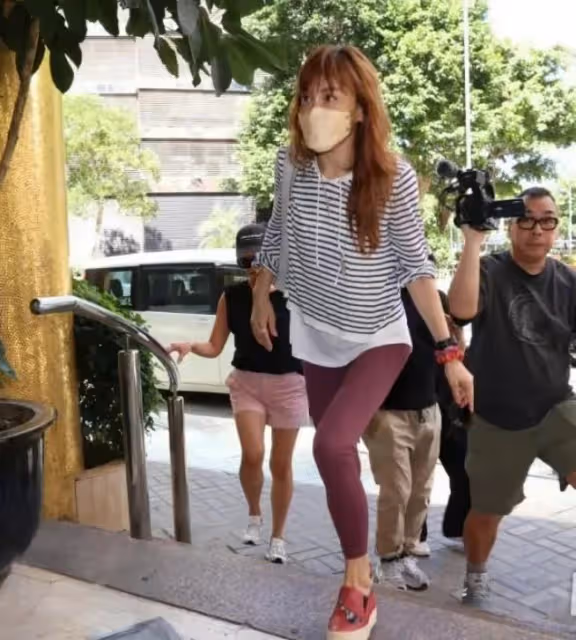 李玟頭七引熱議！二姐穿紅鞋現身被批不得體，大姐滿眼熱淚很心疼