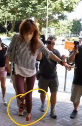 李玟頭七引熱議！二姐穿紅鞋現身被批不得體，大姐滿眼熱淚很心疼