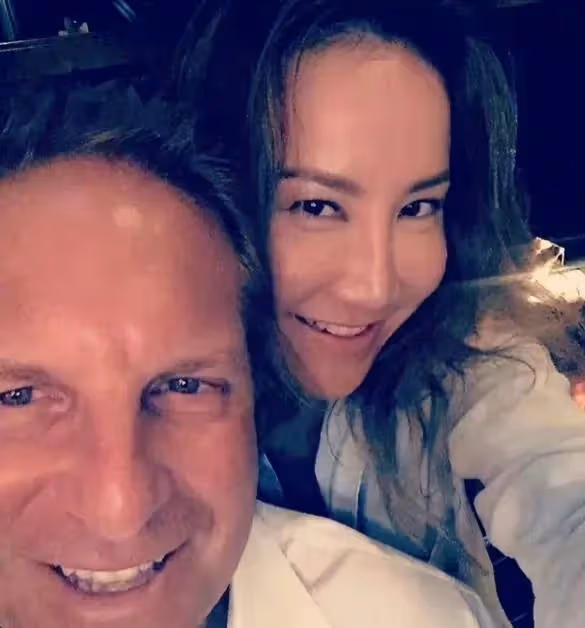 李玟頭七引熱議！二姐穿紅鞋現身被批不得體，大姐滿眼熱淚很心疼