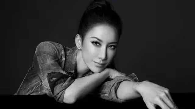 李玟頭七引熱議！二姐穿紅鞋現身被批不得體，大姐滿眼熱淚很心疼