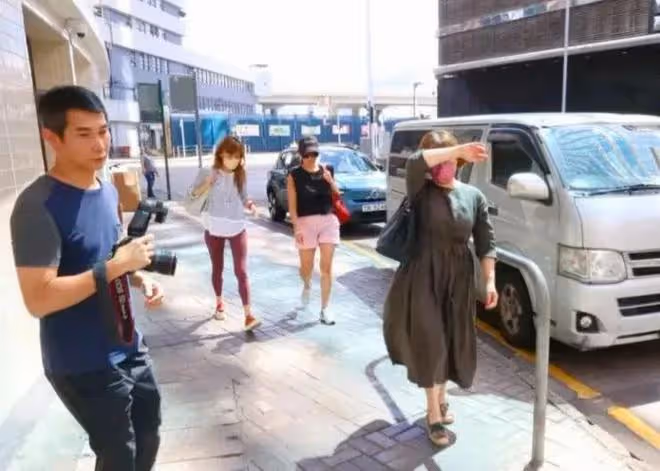 李玟頭七有新情況,大姐二姐現身殯儀館,打扮很隨意神情卻很悲傷