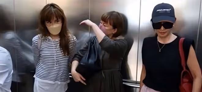 李玟頭七有新情況,大姐二姐現身殯儀館,打扮很隨意神情卻很悲傷